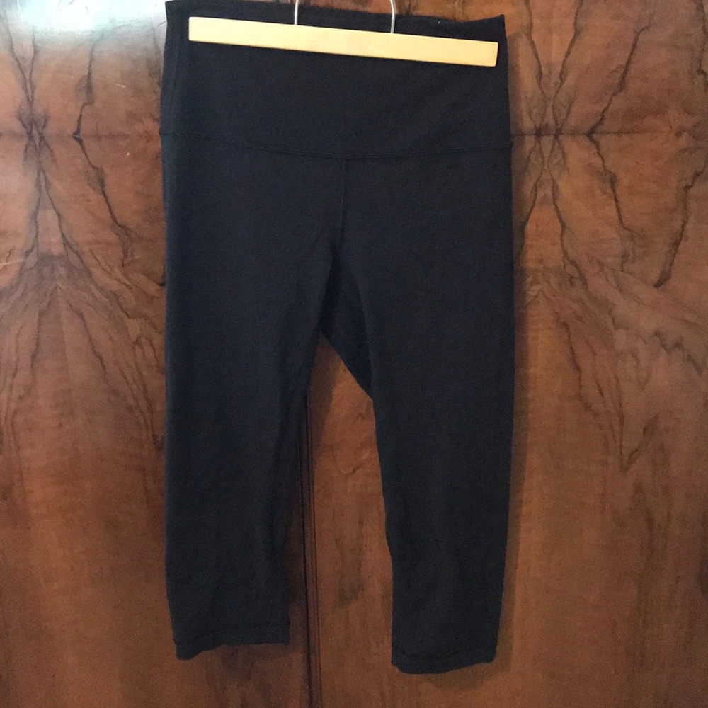 VGUC align crops, size 6, black by lululemon
